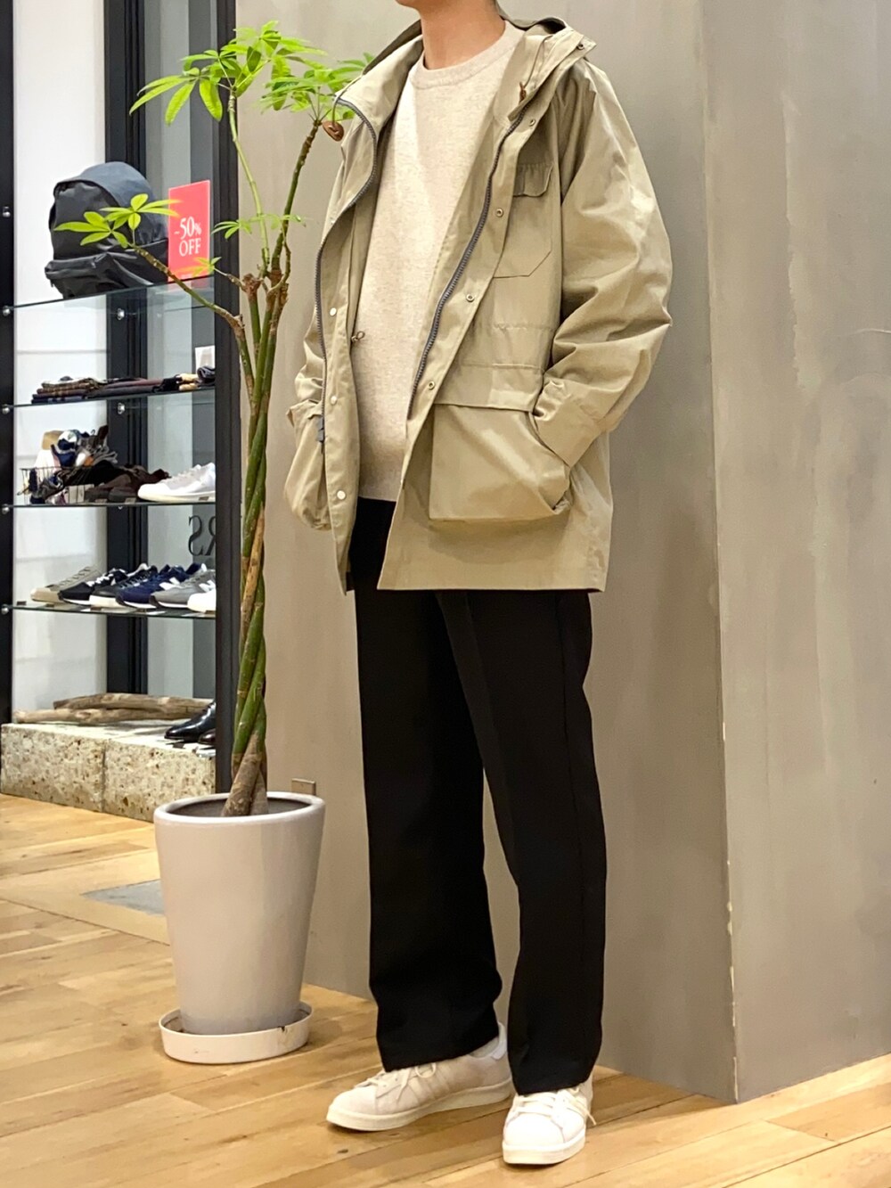 ホワイト系のニット/セーター、ベージュ系のマウンテンパーカー、ブラック系のその他パンツを着用したメンズの冬コーディネートの2枚目の写真