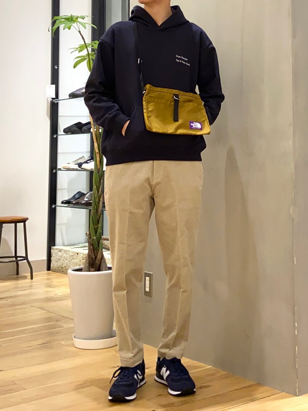 ブルー系のパーカー、グレー系のその他パンツ、ブルー系のスニーカーを着用したメンズの冬コーディネートの3枚目の写真