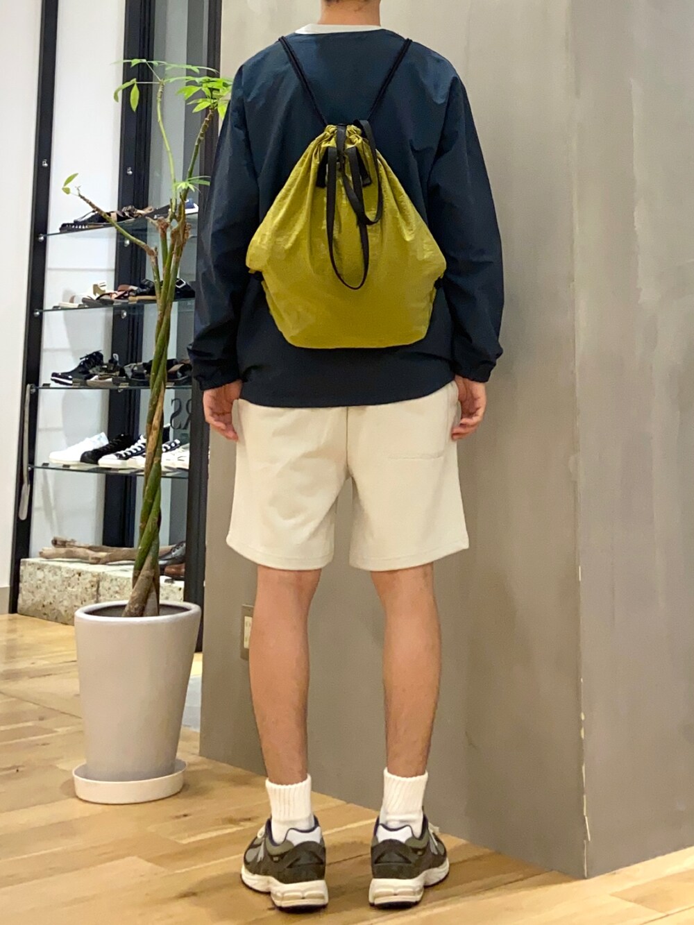 グリーン系のブルゾン、グレー系のTシャツ/カットソー、ホワイト系のその他パンツを着用したメンズの秋コーディネートの3枚目の写真