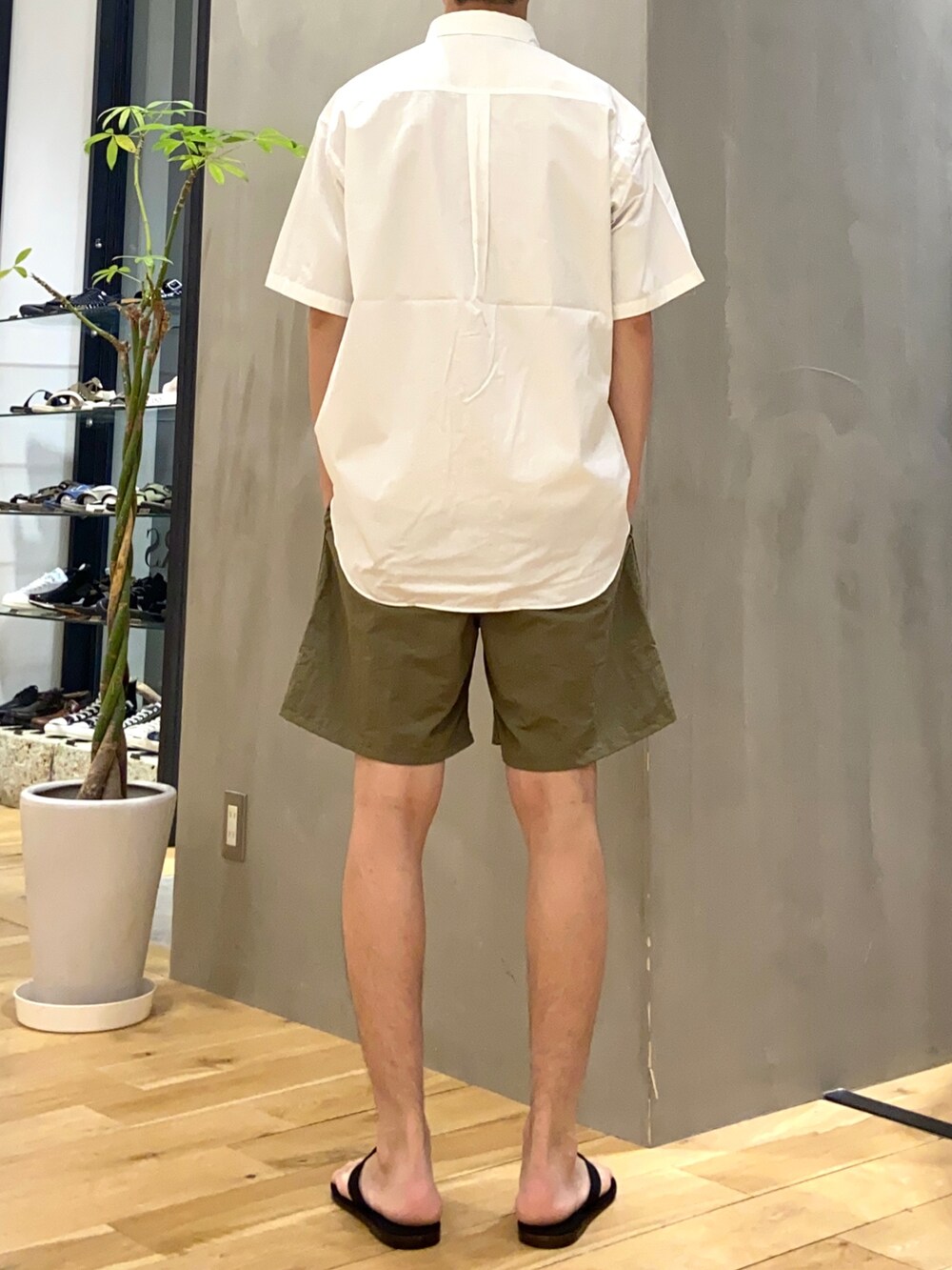 ホワイト系のシャツ/ブラウス、グレー系のTシャツ/カットソー、ブラック系のサンダルを着用したメンズの夏コーディネートの4枚目の写真