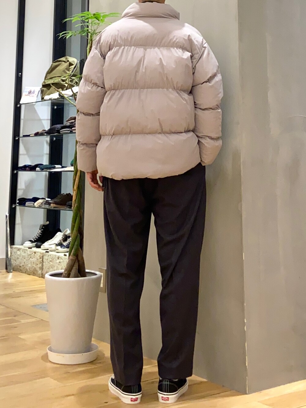 グレー系のダウンジャケット/コート、グリーン系のスウェット、グレー系のその他パンツを着用したメンズの冬コーディネートの3枚目の写真