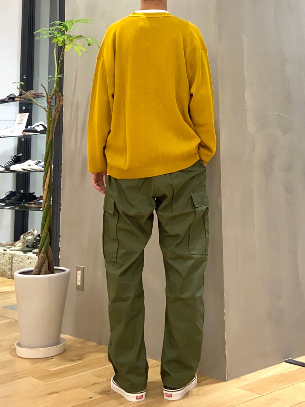 イエロー系のカーディガン/ボレロ、ホワイト系のTシャツ/カットソー、グリーン系のその他パンツを着用したメンズの秋コーディネートの3枚目の写真