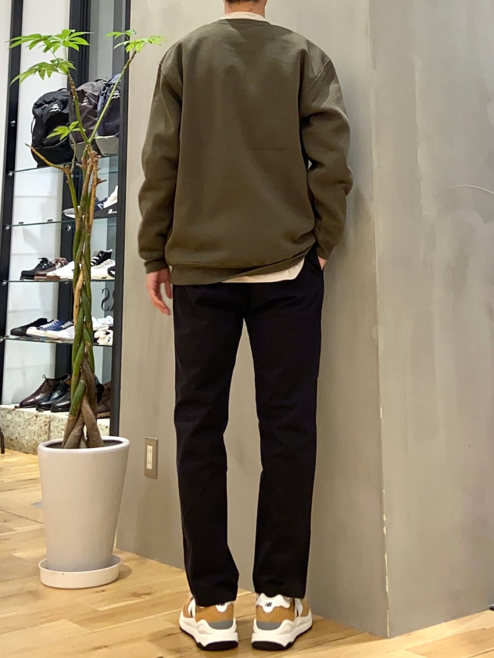 グリーン系のスウェット、ベージュ系のシャツ/ブラウスを着用したメンズの冬コーディネートの3枚目の写真