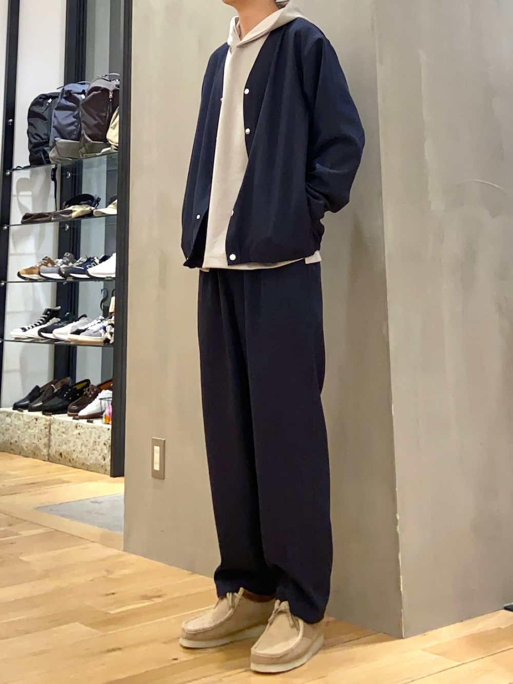 ブルー系のブルゾン、ホワイト系のパーカー、ブルー系のその他パンツを着用したメンズの春コーディネートの3枚目の写真