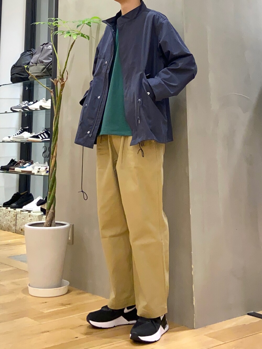 ブルー系のモッズコート、グリーン系のTシャツ/カットソー、ベージュ系のその他パンツを着用したメンズの冬コーディネートの3枚目の写真