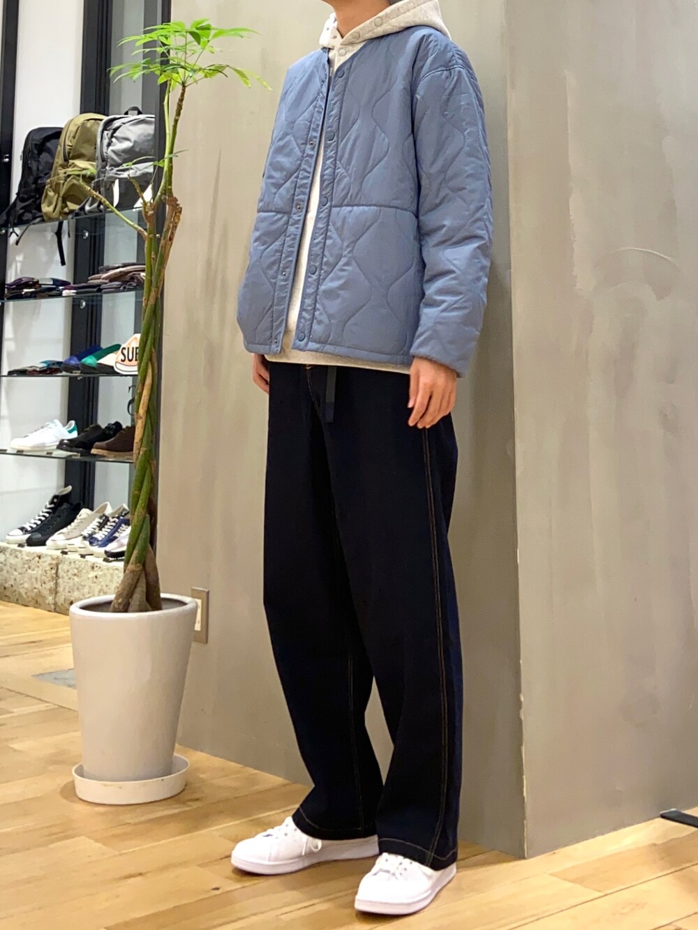 ブルー系のダウンジャケット/コート、グレー系のパーカー、ブルー系のその他パンツを着用したメンズの秋コーディネートの3枚目の写真