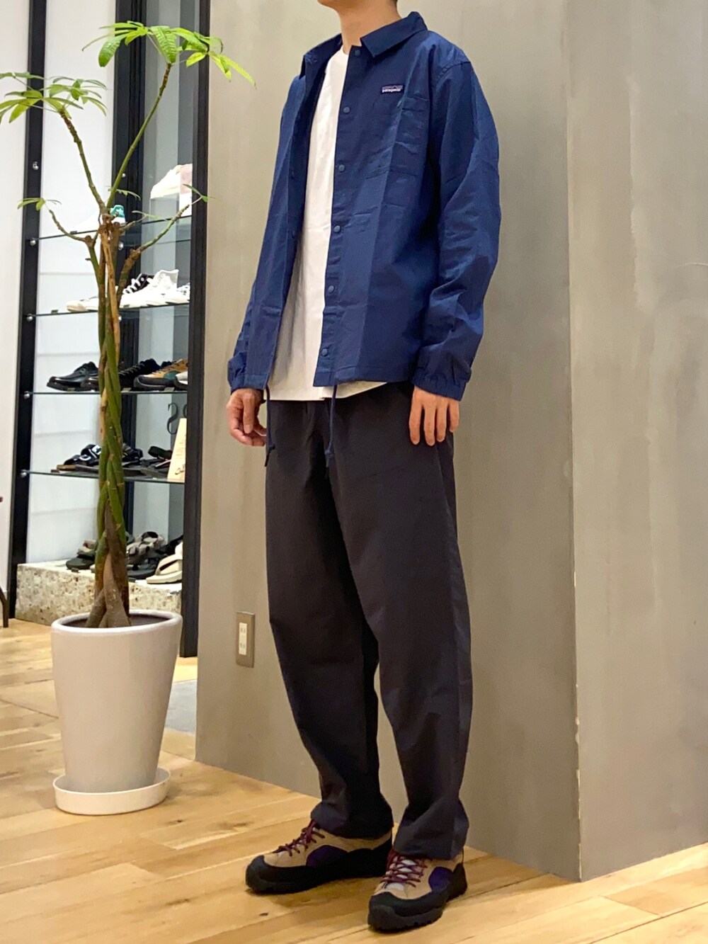 グレー系のその他パンツ、その他のその他、その他のその他を着用したメンズの春コーディネートの2枚目の写真