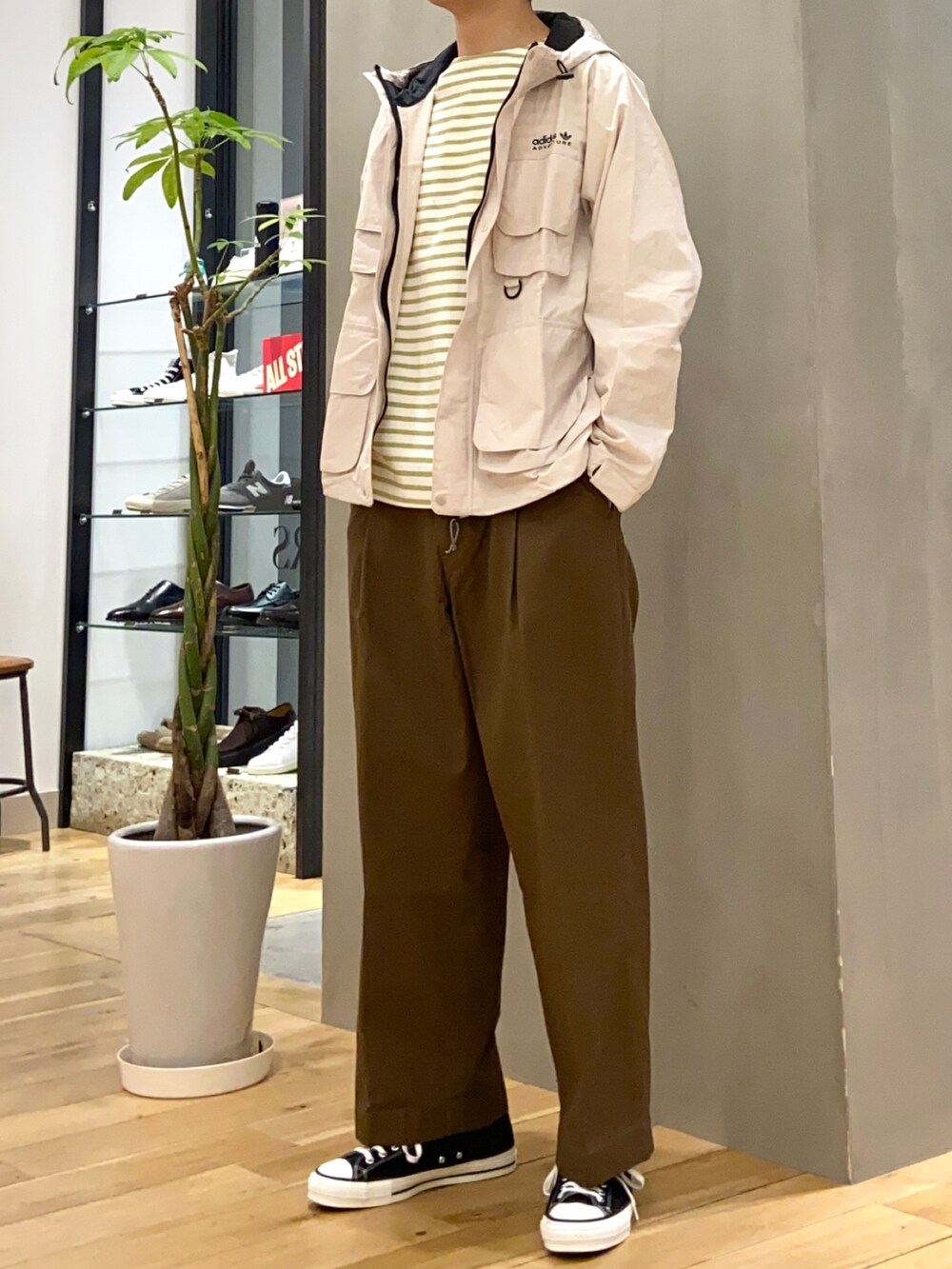 ベージュ系のマウンテンパーカー、グリーン系のTシャツ/カットソー、ブラウン系のその他パンツを着用したメンズの春コーディネートの4枚目の写真