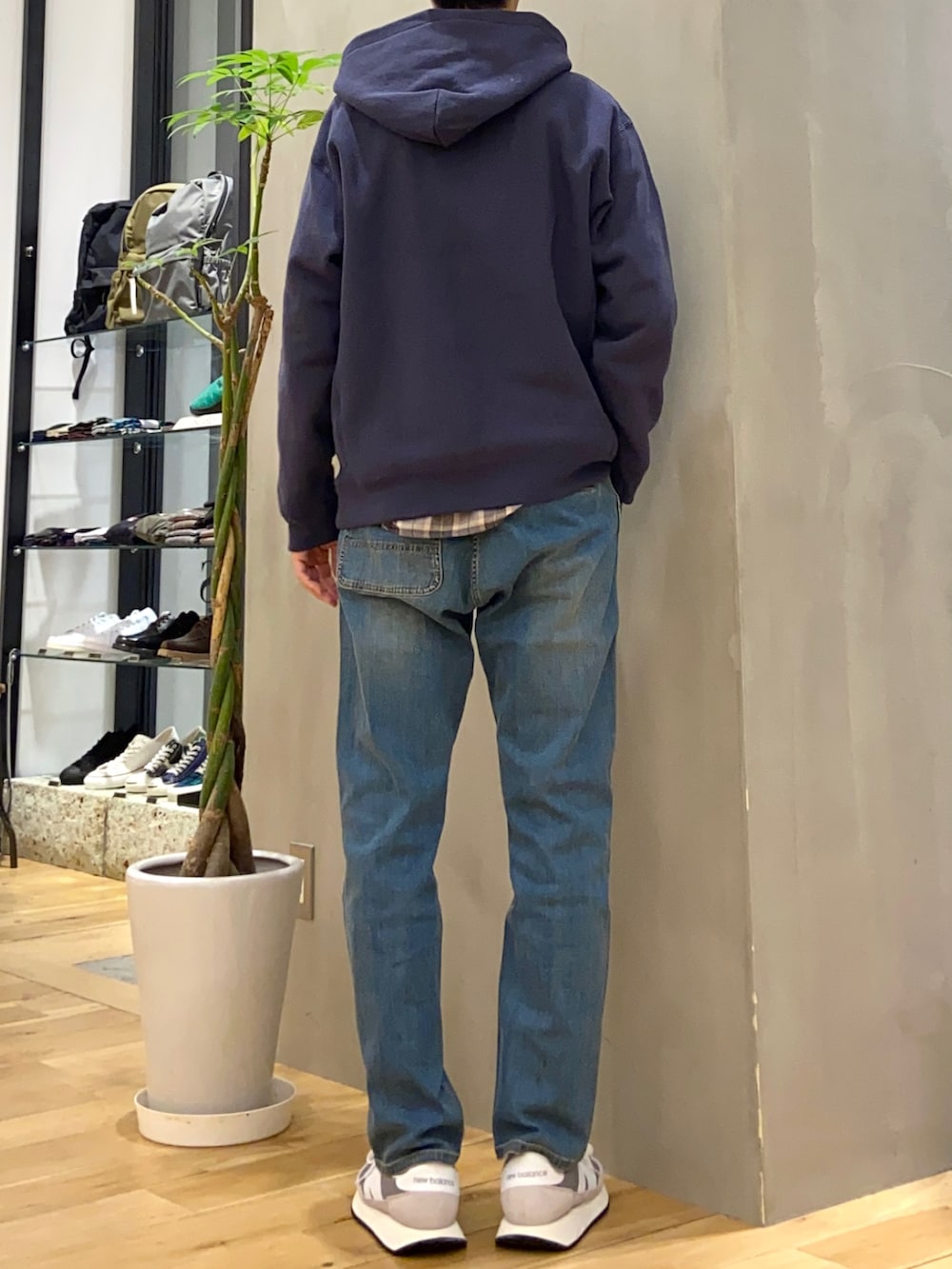 ブルー系のパーカー、ブルー系のその他パンツを着用したメンズの秋コーディネートの3枚目の写真