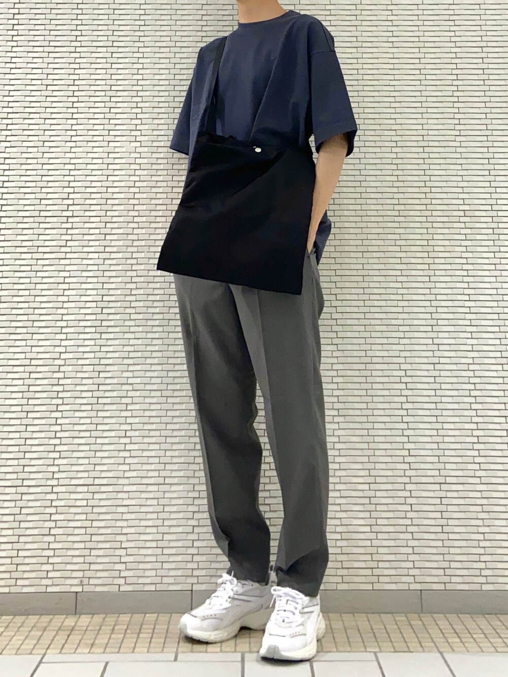 グレー系のTシャツ/カットソー、グレー系のその他パンツ、ブラック系のトートバッグを着用したメンズの春コーディネートの2枚目の写真