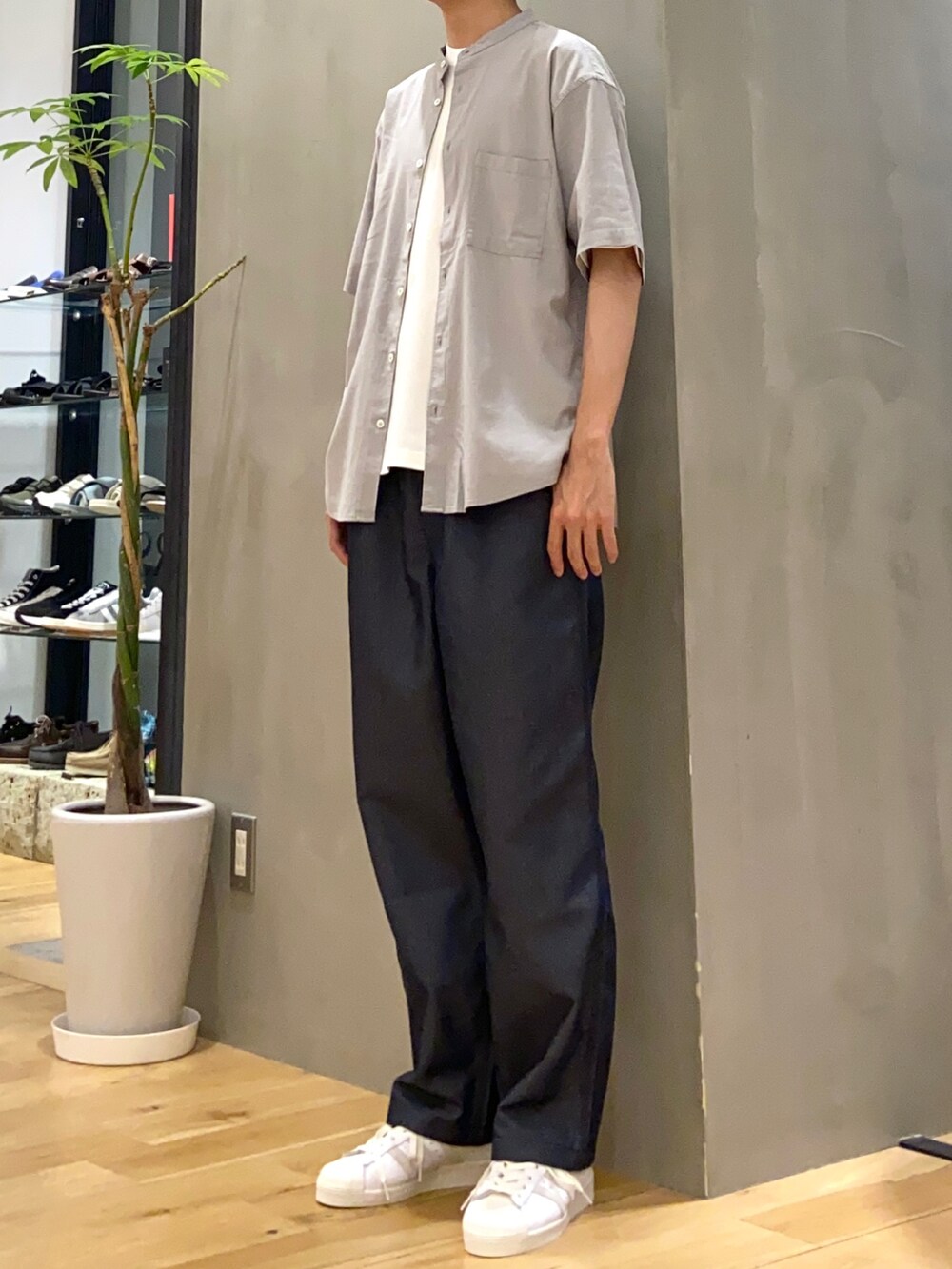 グレー系のシャツ/ブラウス、ホワイト系のTシャツ/カットソー、ブルー系のその他パンツを着用したメンズの夏コーディネートの3枚目の写真