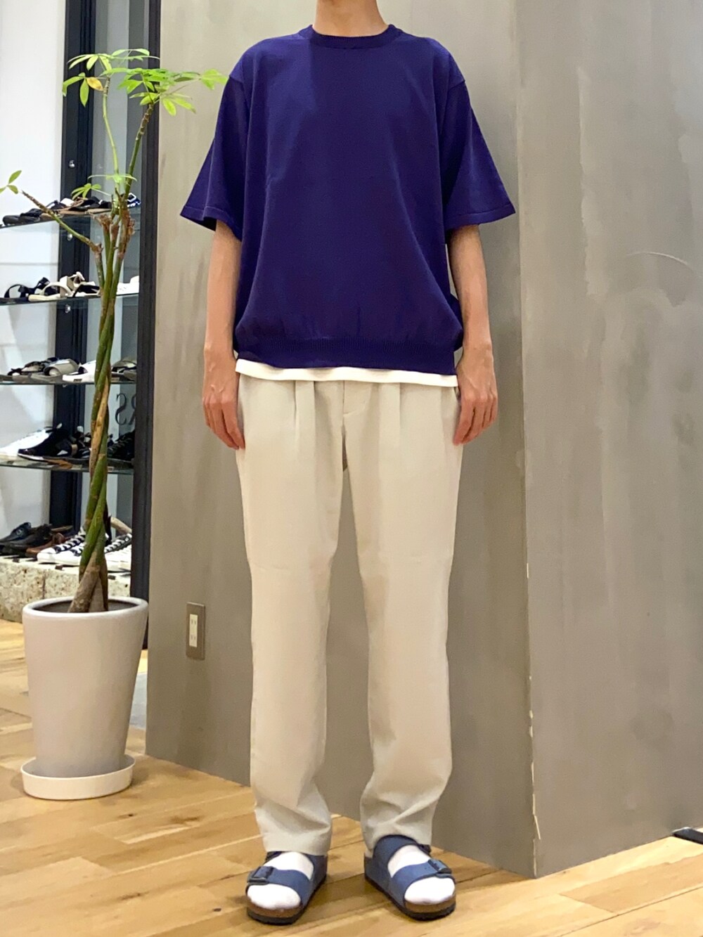 パープル系のTシャツ/カットソー、ホワイト系のタンクトップ、ブルー系のサンダルを着用したメンズの夏コーディネートの4枚目の写真