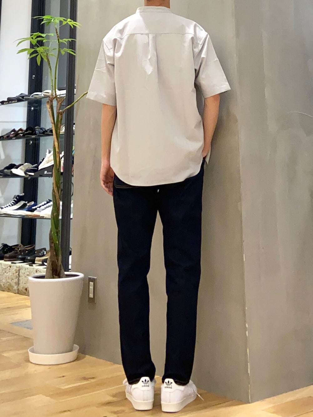 グレー系のシャツ/ブラウス、ホワイト系のTシャツ/カットソー、ブルー系のその他パンツを着用したメンズの夏コーディネートの3枚目の写真