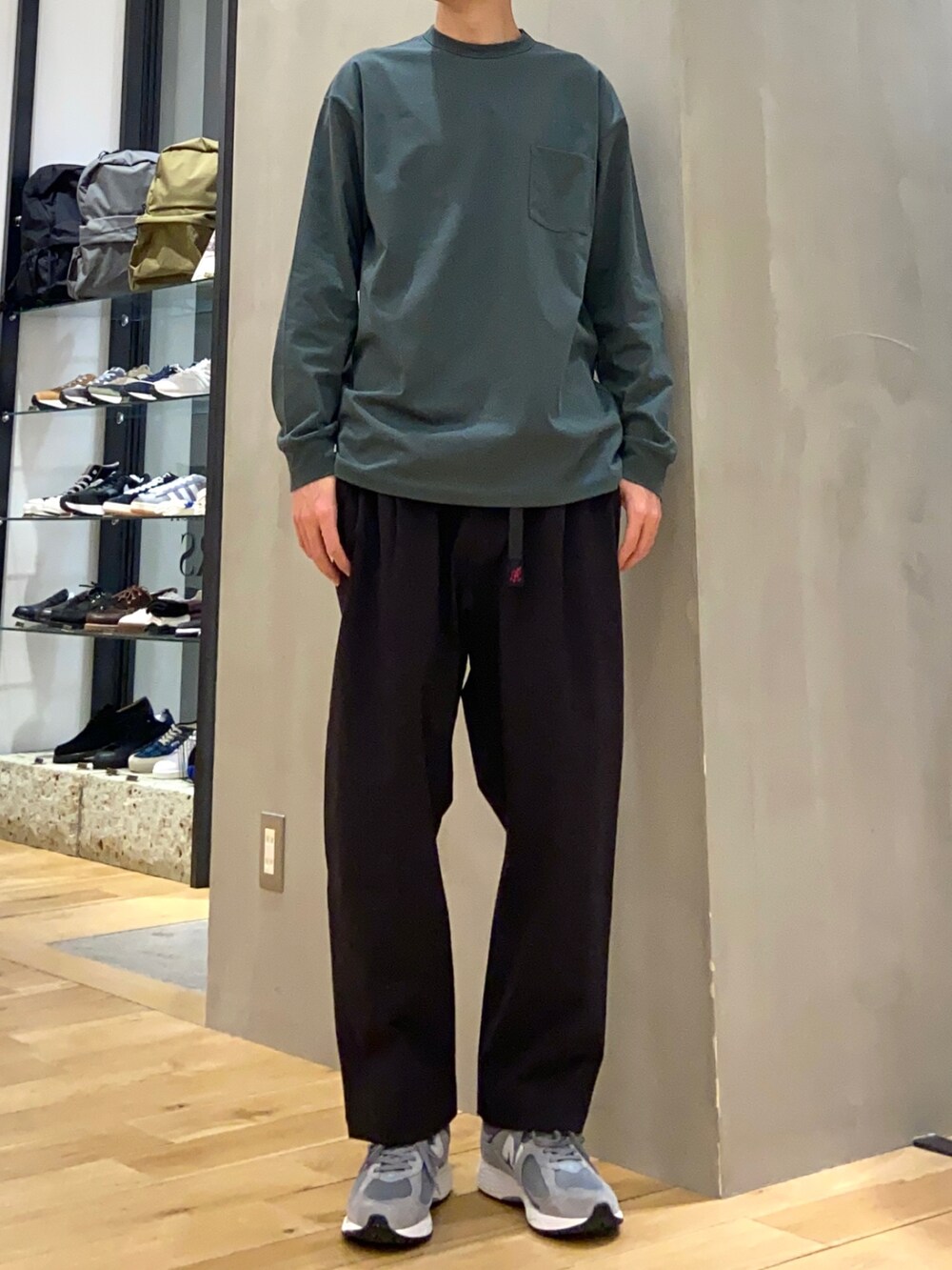 ベージュ系のその他アウター、グリーン系のTシャツ/カットソー、ブラック系のその他パンツを着用したメンズの春コーディネートの4枚目の写真