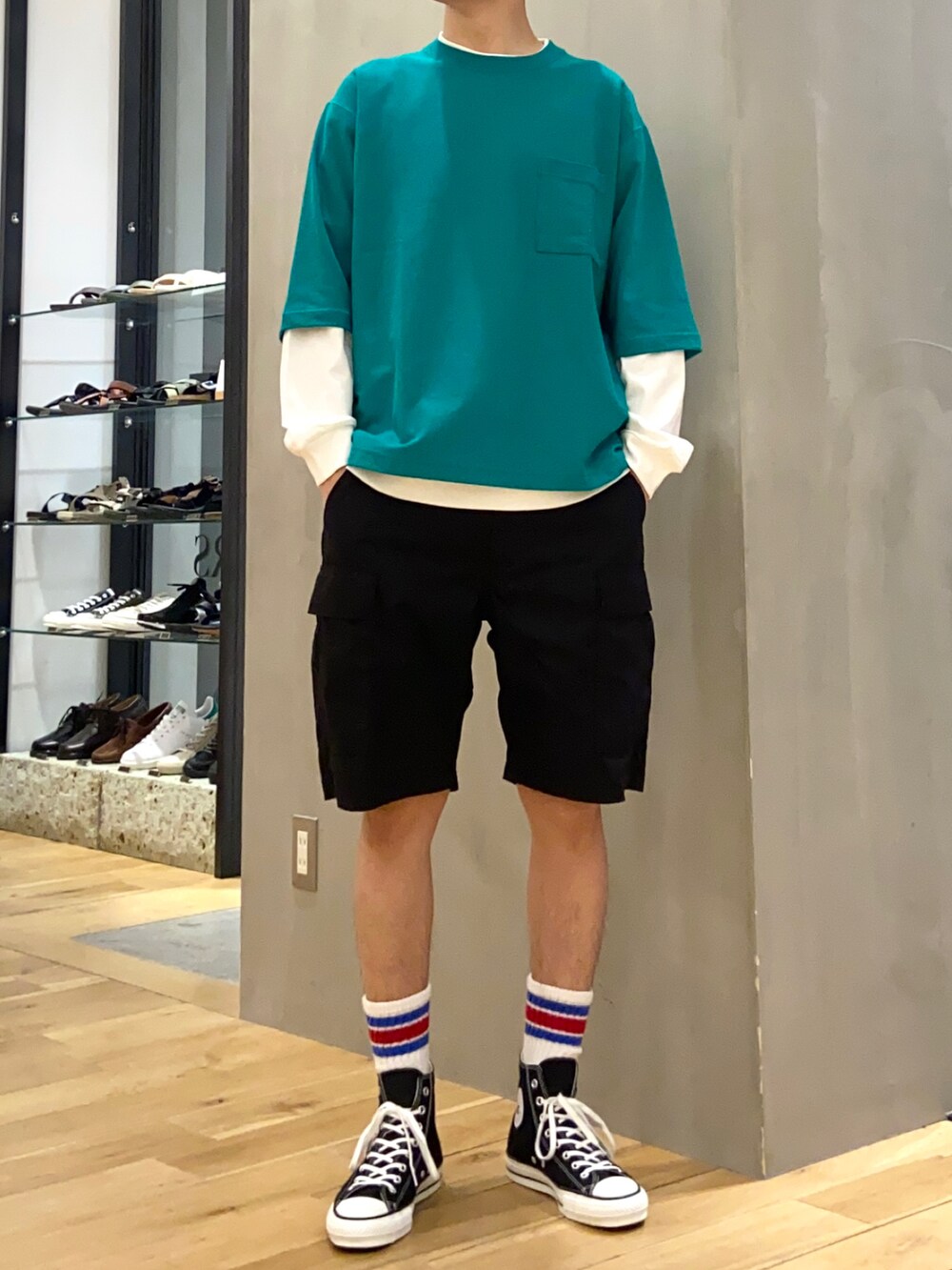 グリーン系のTシャツ/カットソー、ホワイト系のTシャツ/カットソー、ブラック系のその他パンツを着用したメンズの春コーディネートの4枚目の写真