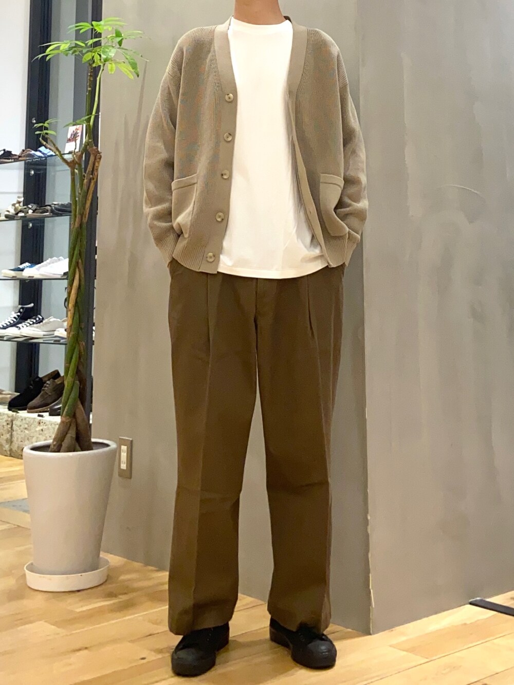 ベージュ系のカーディガン/ボレロ、ホワイト系のTシャツ/カットソー、ブラウン系のその他パンツを着用したメンズの秋コーディネートの2枚目の写真