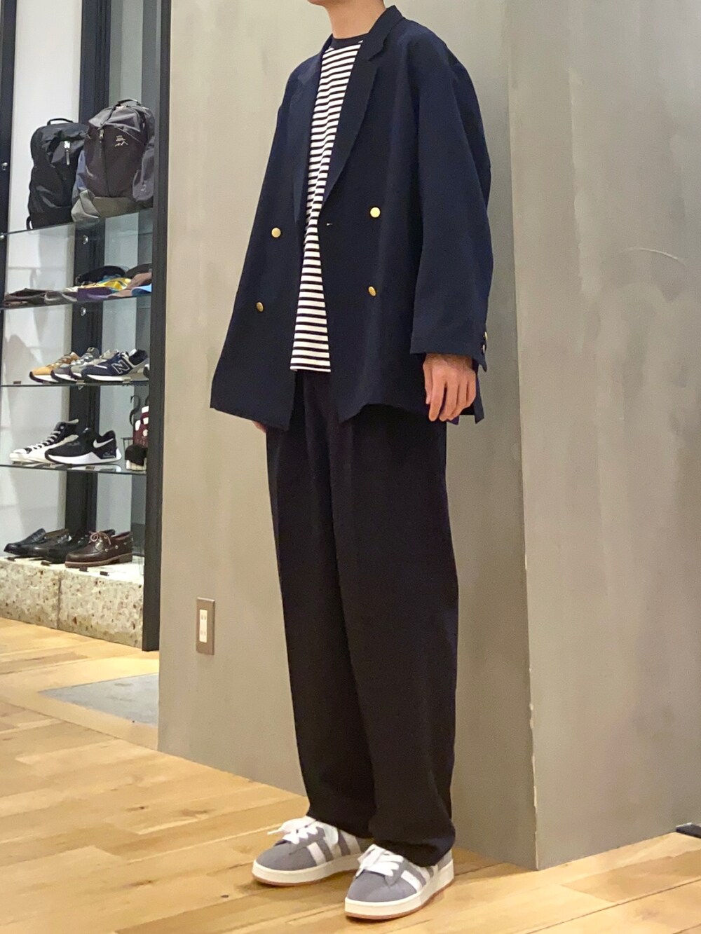 ブルー系のテーラードジャケット、ブルー系のTシャツ/カットソー、ブルー系のスラックスを着用したメンズの春コーディネートの2枚目の写真