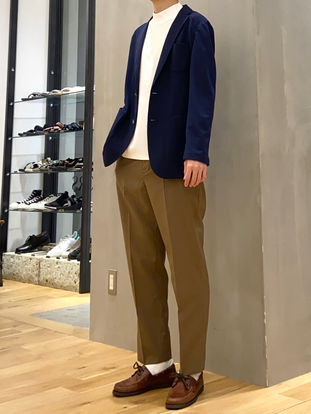 ブルー系のスーツジャケット、ホワイト系のTシャツ/カットソー、ブラウン系のその他パンツを着用したメンズの夏コーディネートの2枚目の写真