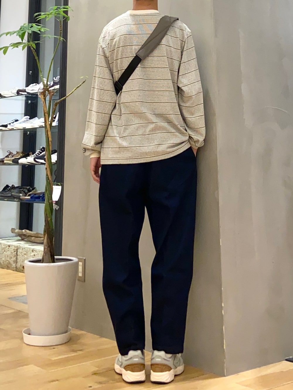 ホワイト系のTシャツ/カットソー、ベージュ系のショルダーバッグ、ブルー系のその他パンツを着用したメンズの秋コーディネートの3枚目の写真
