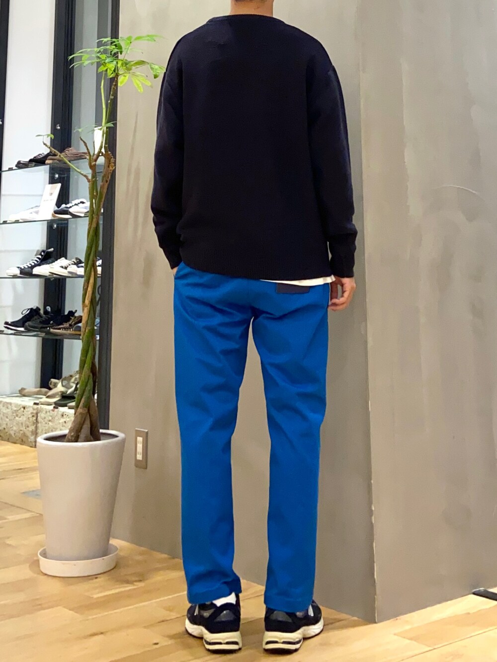 ブルー系のニット/セーター、ホワイト系のTシャツ/カットソー、ブルー系のその他パンツを着用したメンズの秋コーディネートの3枚目の写真