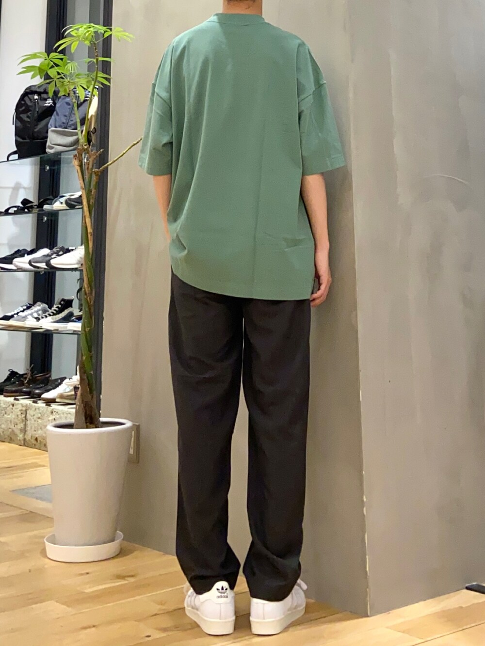 グリーン系のTシャツ/カットソー、グレー系のその他パンツ、ホワイト系のスニーカーを着用したメンズの春コーディネートの3枚目の写真