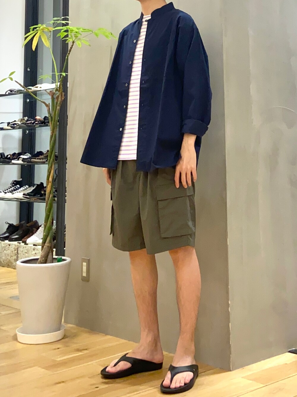 ブルー系のシャツ/ブラウス、パープル系のTシャツ/カットソー、ブラック系のサンダルを着用したメンズの夏コーディネートの2枚目の写真