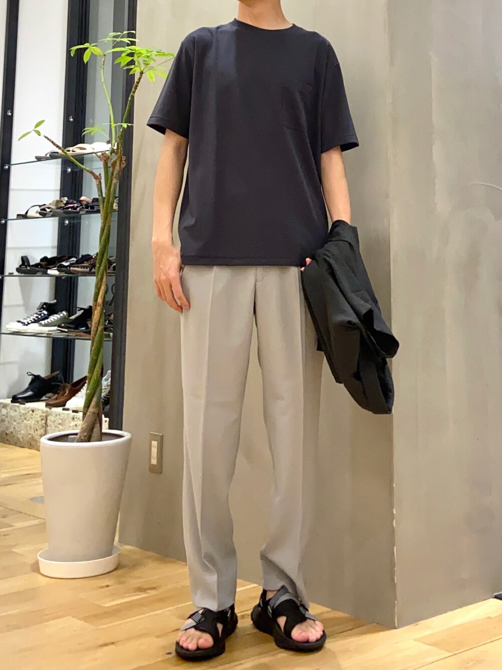 グリーン系のシャツ/ブラウス、ブラック系のTシャツ/カットソー、グレー系のその他パンツを着用したメンズの夏コーディネートの2枚目の写真