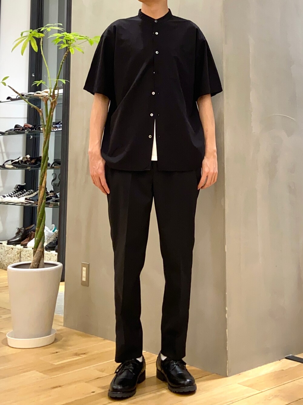 ブラック系のシャツ/ブラウス、ホワイト系のTシャツ/カットソー、ブラック系のその他シューズを着用したメンズの春コーディネートの2枚目の写真