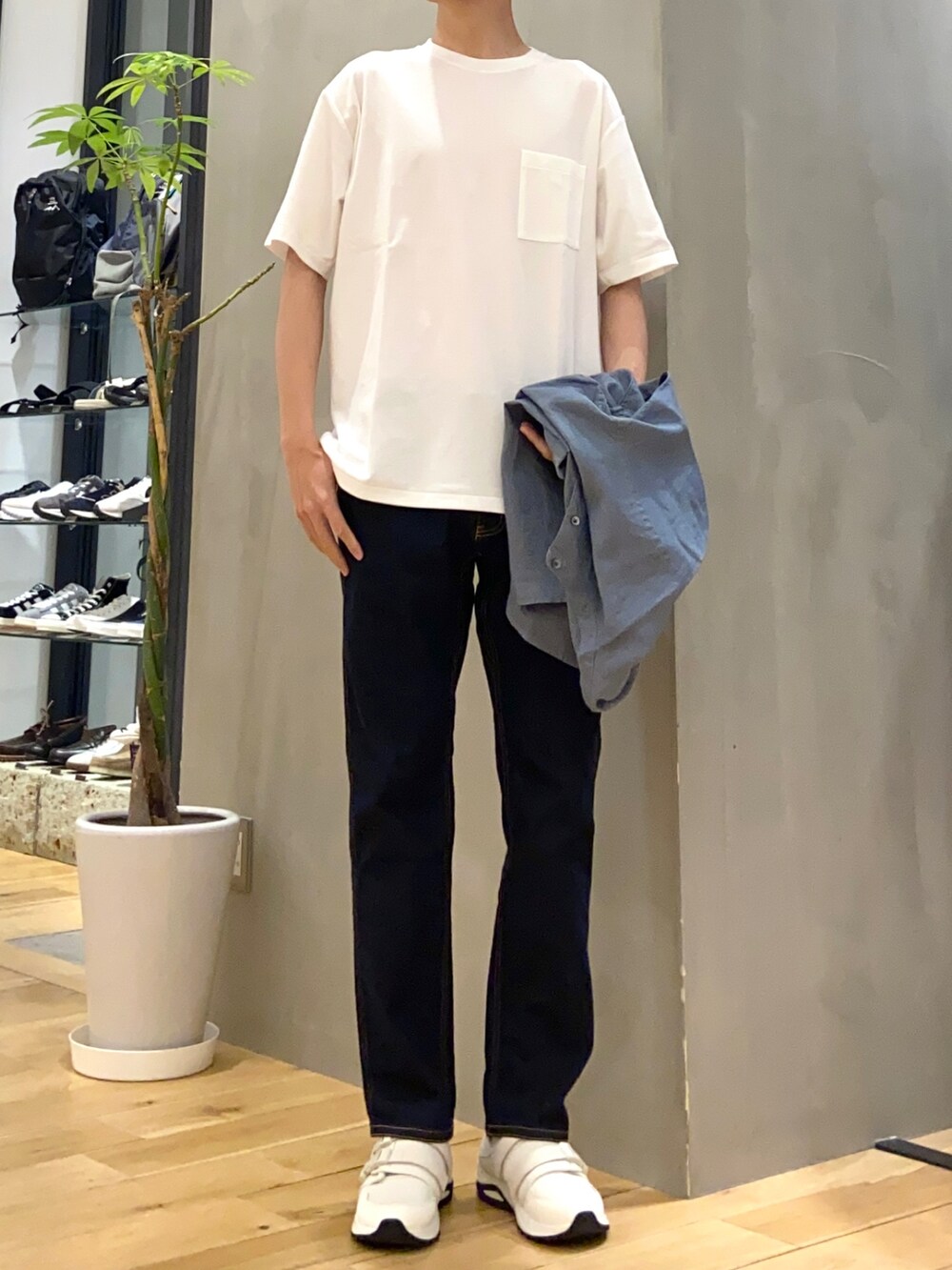 ブルー系のシャツ/ブラウス、ホワイト系のTシャツ/カットソー、ブルー系のその他パンツを着用したメンズの春コーディネートの2枚目の写真