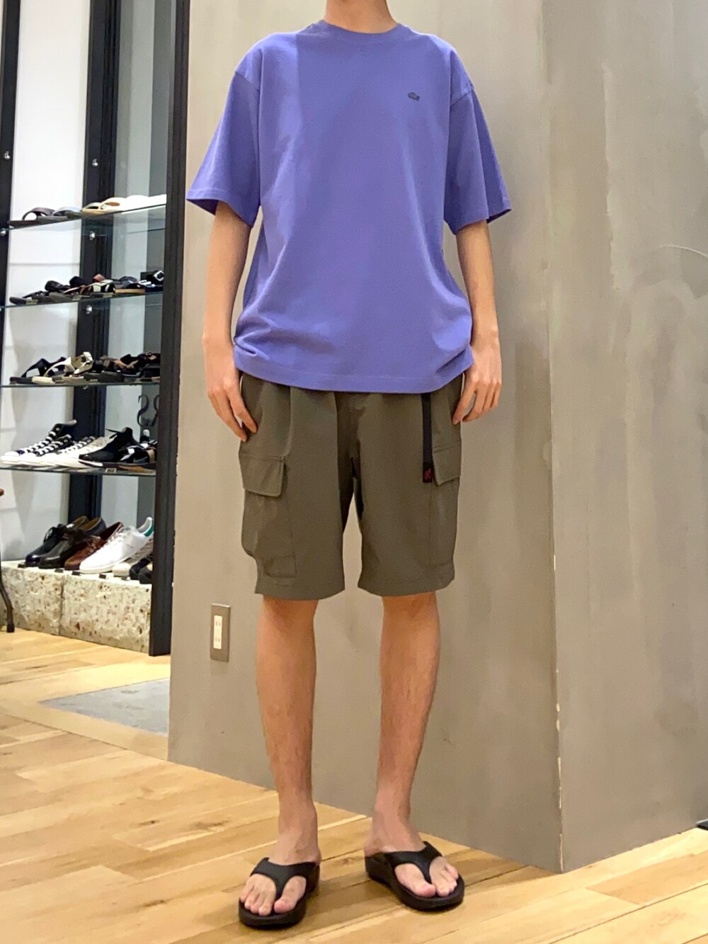 パープル系のTシャツ/カットソー、グリーン系のカーゴパンツ、ブラック系のサンダルを着用したメンズの夏コーディネートの3枚目の写真