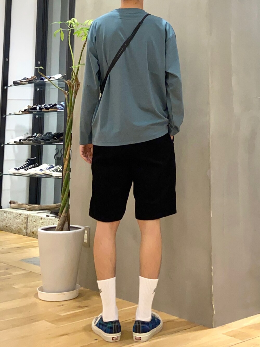 グリーン系のTシャツ/カットソー、ホワイト系のショルダーバッグ、ブラック系のその他パンツを着用したメンズの夏コーディネートの4枚目の写真