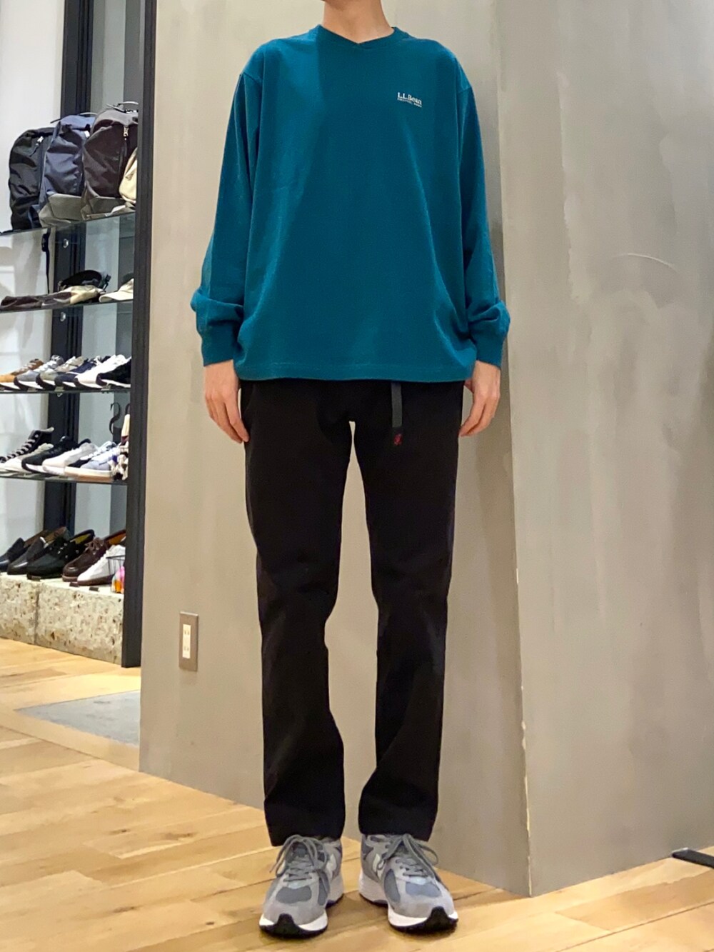 グレー系のマウンテンパーカー、グレー系のスニーカー、ブラック系のその他パンツを着用したメンズの春コーディネートの2枚目の写真