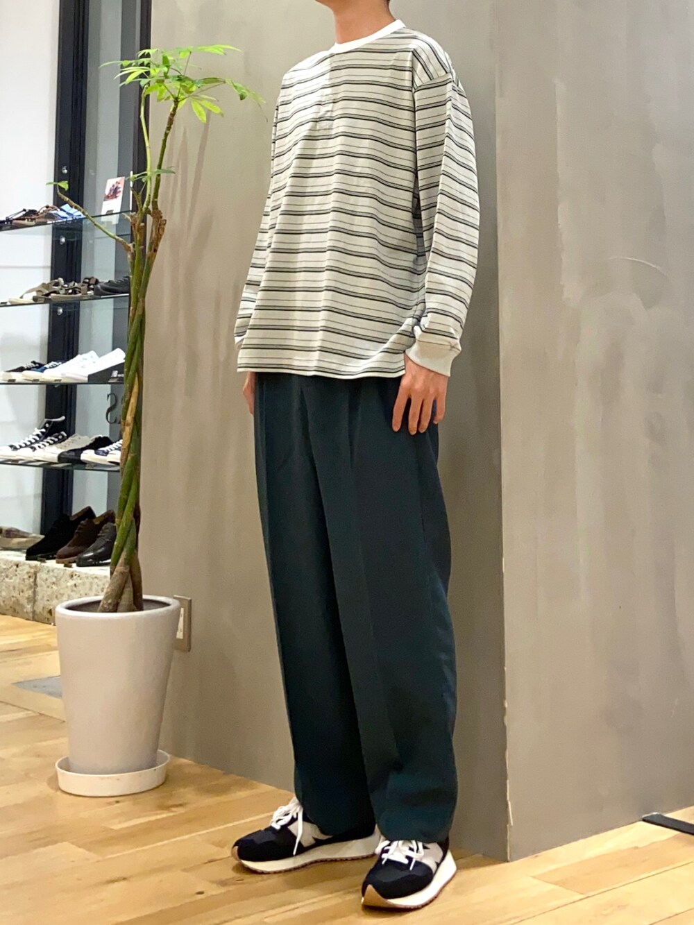 その他のTシャツ/カットソー、グリーン系のその他パンツ、ブラック系のスニーカーを着用したメンズの夏コーディネートの3枚目の写真