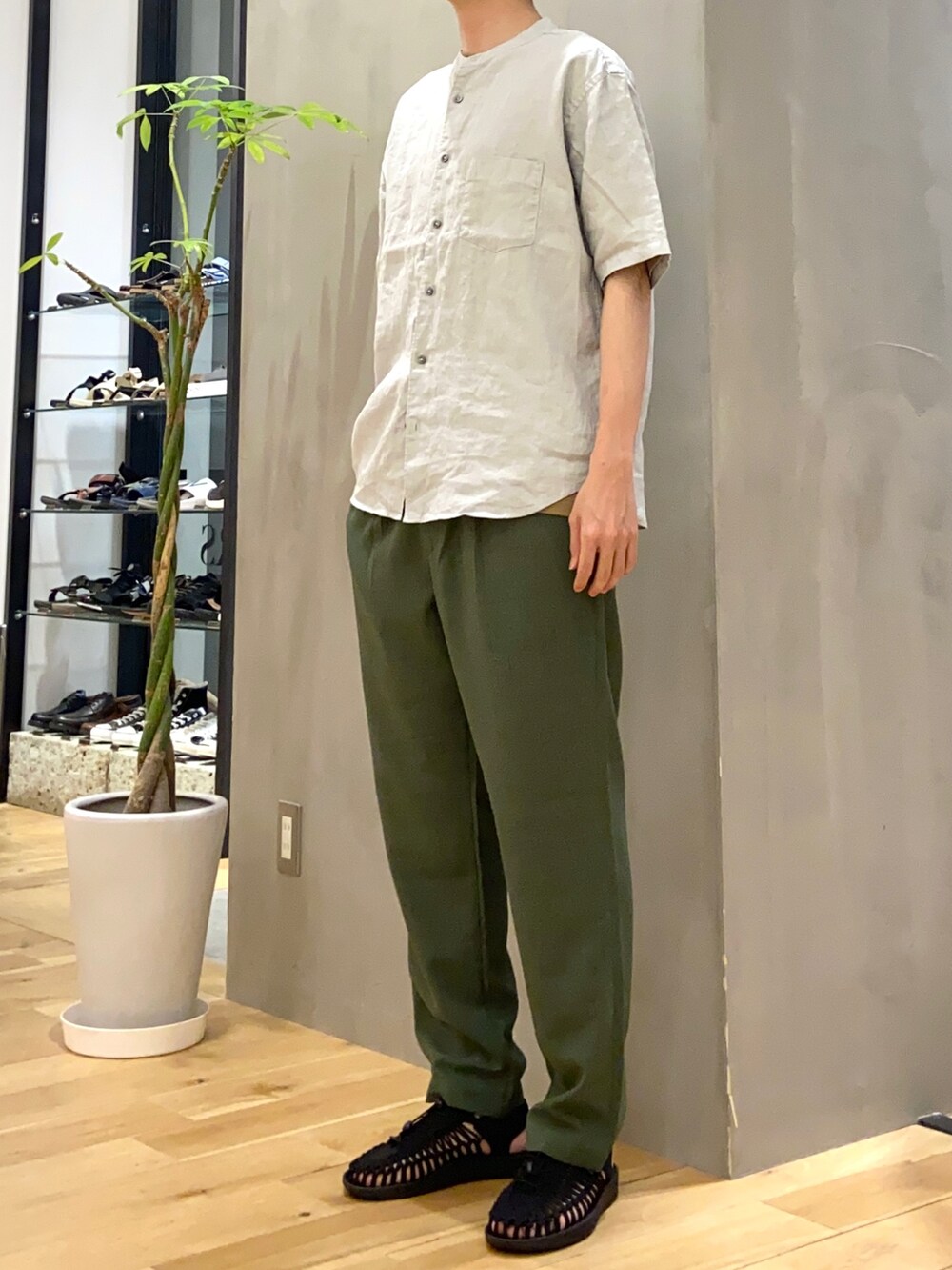 グレー系のシャツ/ブラウス、ゴールド系のTシャツ/カットソー、グリーン系のその他パンツを着用したメンズの夏コーディネートの2枚目の写真