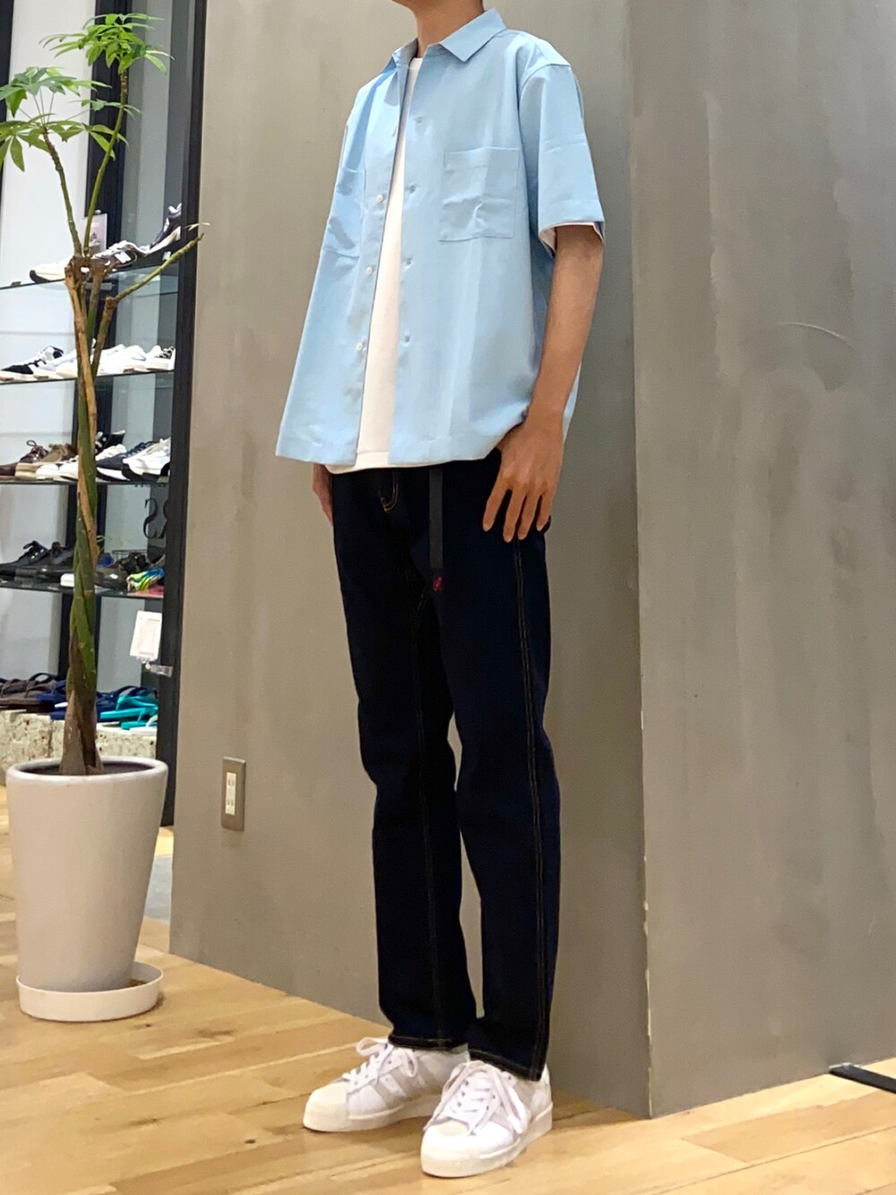 ブルー系のシャツ/ブラウス、ホワイト系のTシャツ/カットソー、ブルー系のその他パンツを着用したメンズの秋コーディネートの2枚目の写真