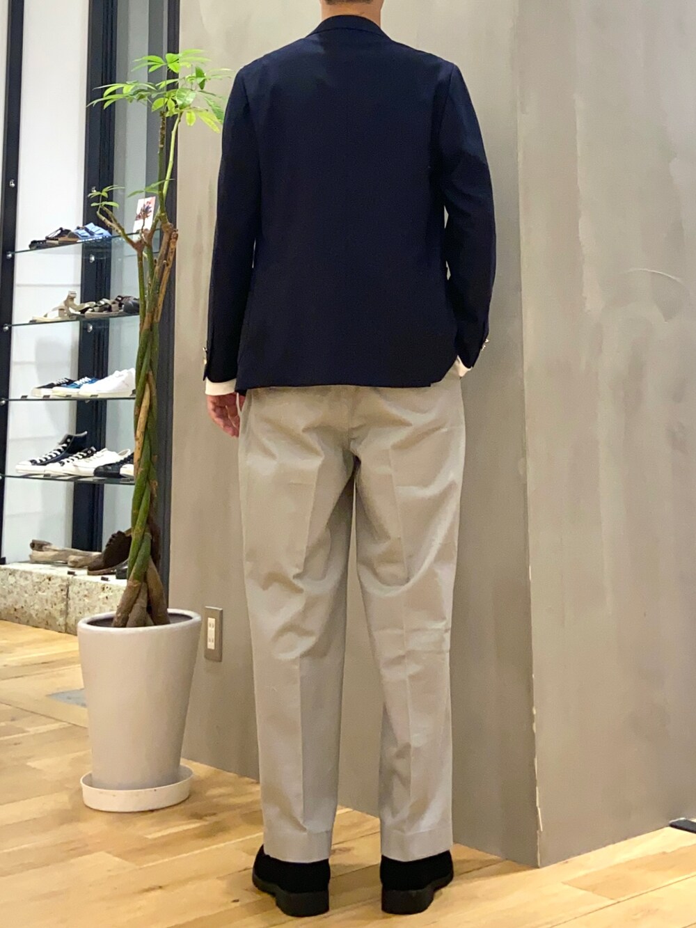 ブルー系のテーラードジャケット、ホワイト系のTシャツ/カットソー、グレー系のその他パンツを着用したメンズの夏コーディネートの3枚目の写真