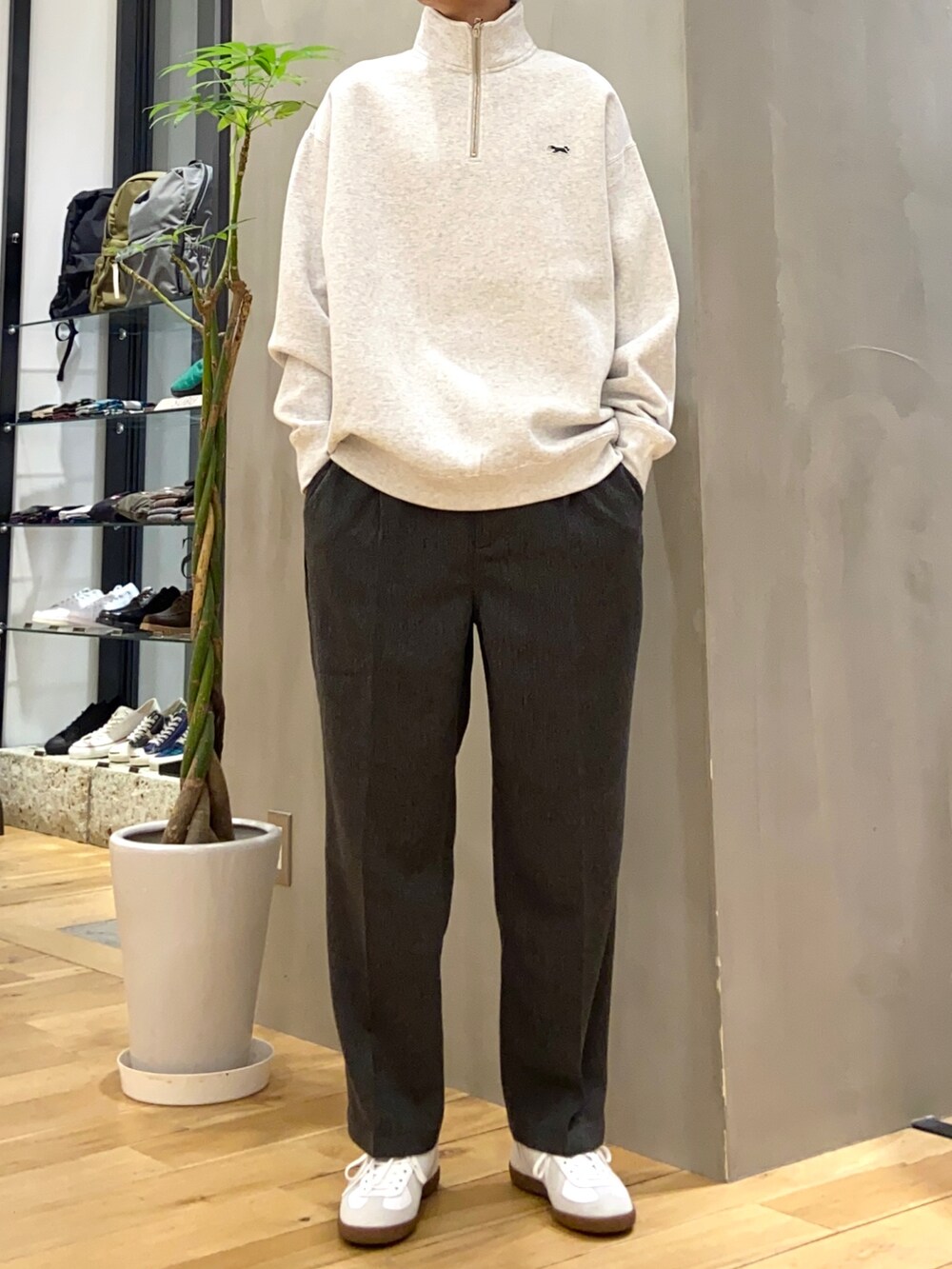 グリーン系のピーコート、グレー系のスウェット、ホワイト系のスニーカーを着用したメンズの秋コーディネートの2枚目の写真