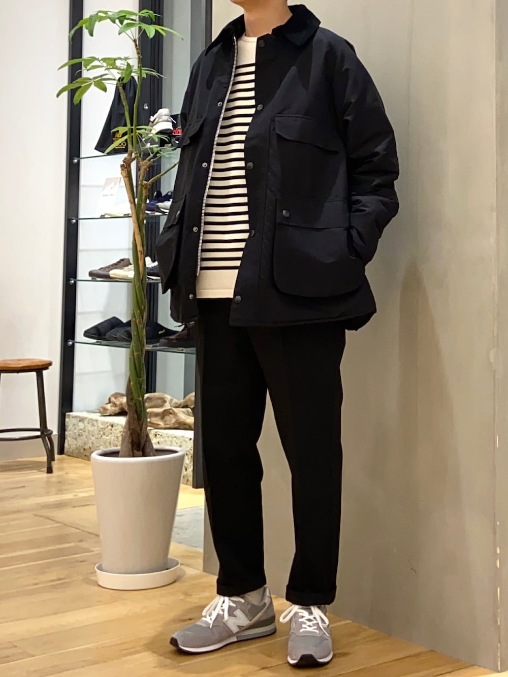 ブラック系のその他アウター、ホワイト系のニット/セーター、ブラック系のその他パンツを着用したメンズの秋コーディネートの2枚目の写真