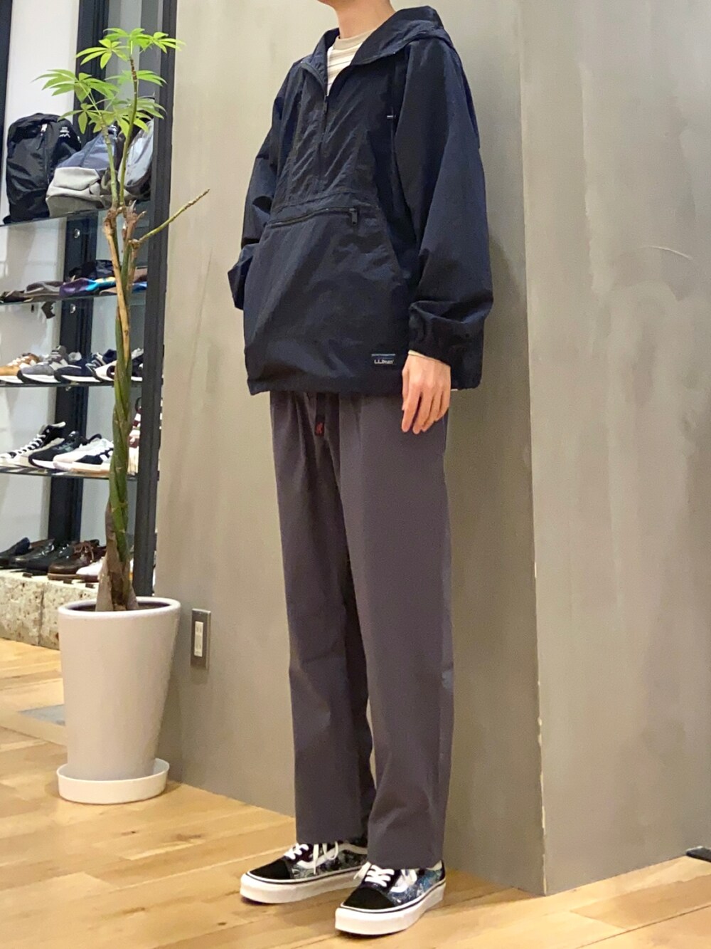 ホワイト系のTシャツ/カットソー、グレー系のその他パンツを着用したメンズの春コーディネートの3枚目の写真