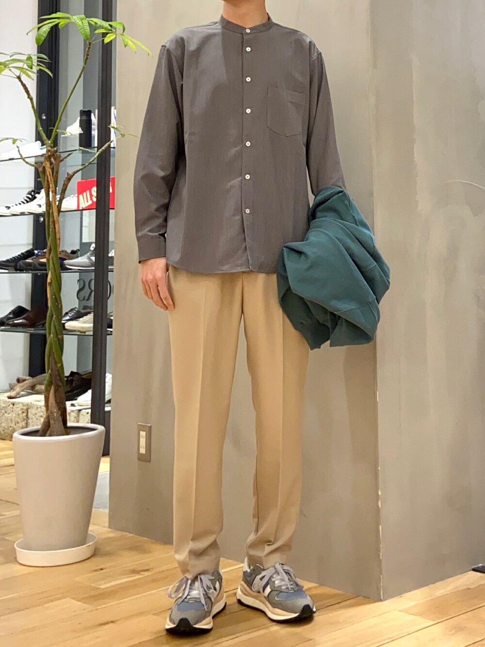 グリーン系のカーディガン/ボレロ、グレー系のシャツ/ブラウス、ベージュ系のその他パンツを着用したメンズの春コーディネートの2枚目の写真