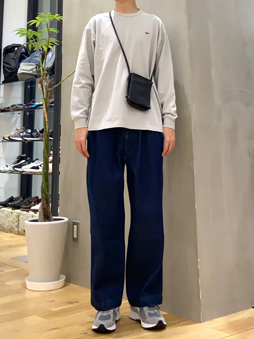 ブルー系のデニムジャケット、グレー系のTシャツ/カットソー、ブルー系のデニムパンツを着用したメンズの春コーディネートの2枚目の写真