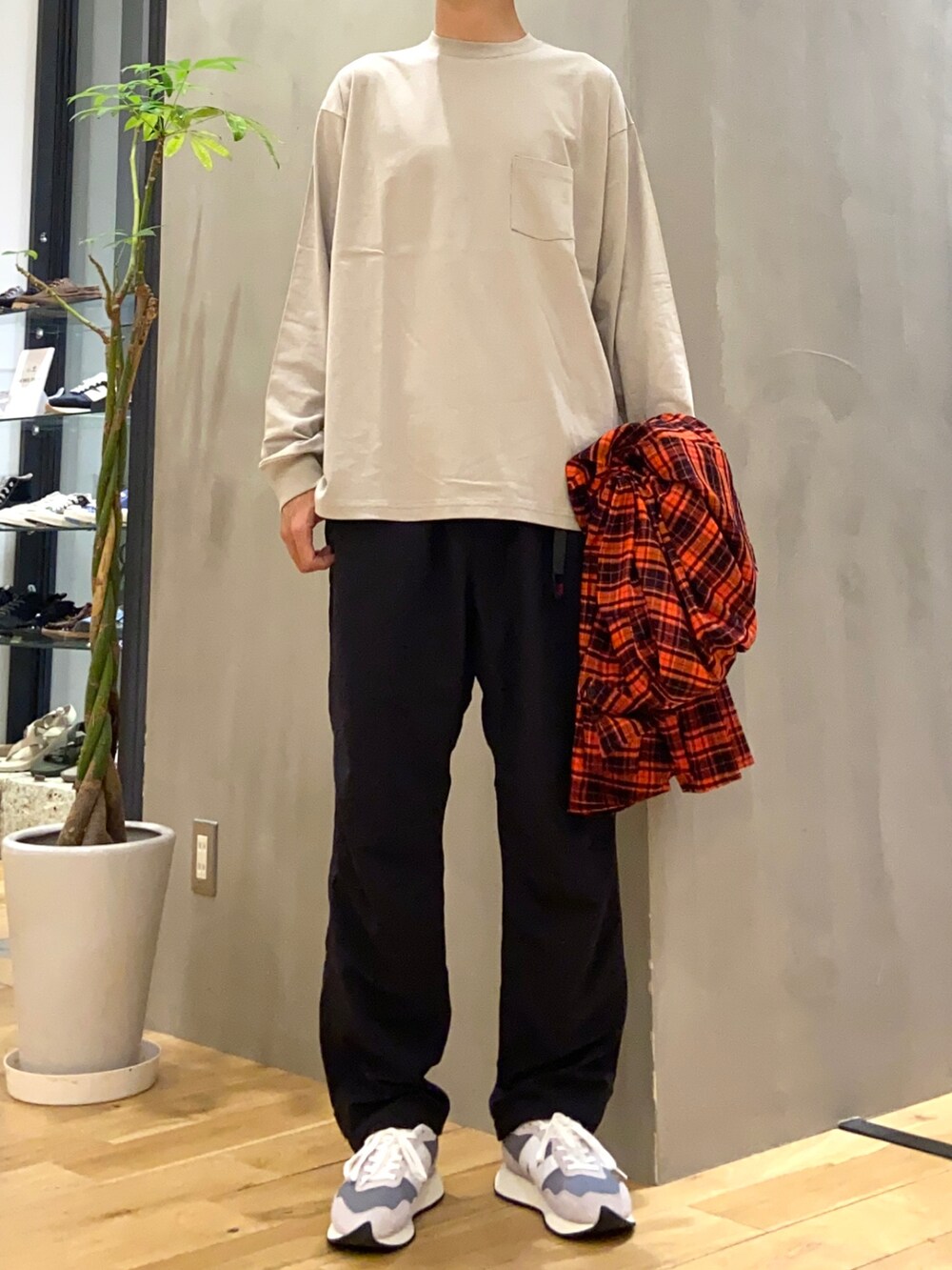 レッド系のシャツ/ブラウス、ベージュ系のTシャツ/カットソー、ブラック系のその他パンツを着用したメンズの秋コーディネートの2枚目の写真