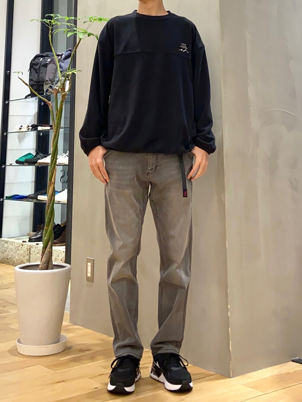 ブルー系のダウンジャケット/コート、ブラック系のTシャツ/カットソー、ブラック系のその他パンツを着用したメンズの冬コーディネートの2枚目の写真