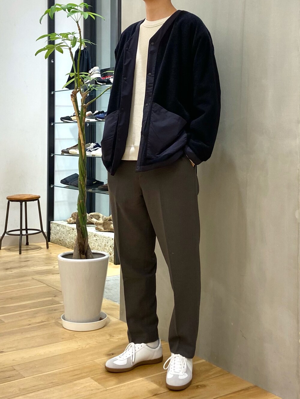 ブラック系のカーディガン/ボレロ、ベージュ系のTシャツ/カットソー、ホワイト系のスニーカーを着用したメンズの秋コーディネートの2枚目の写真