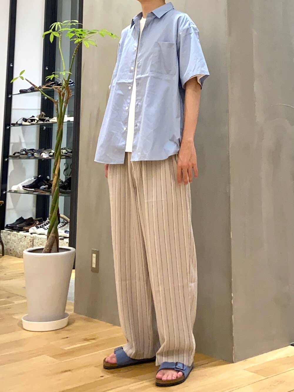 ブルー系のシャツ/ブラウス、ホワイト系のTシャツ/カットソー、ベージュ系のその他パンツを着用したメンズの夏コーディネートの4枚目の写真