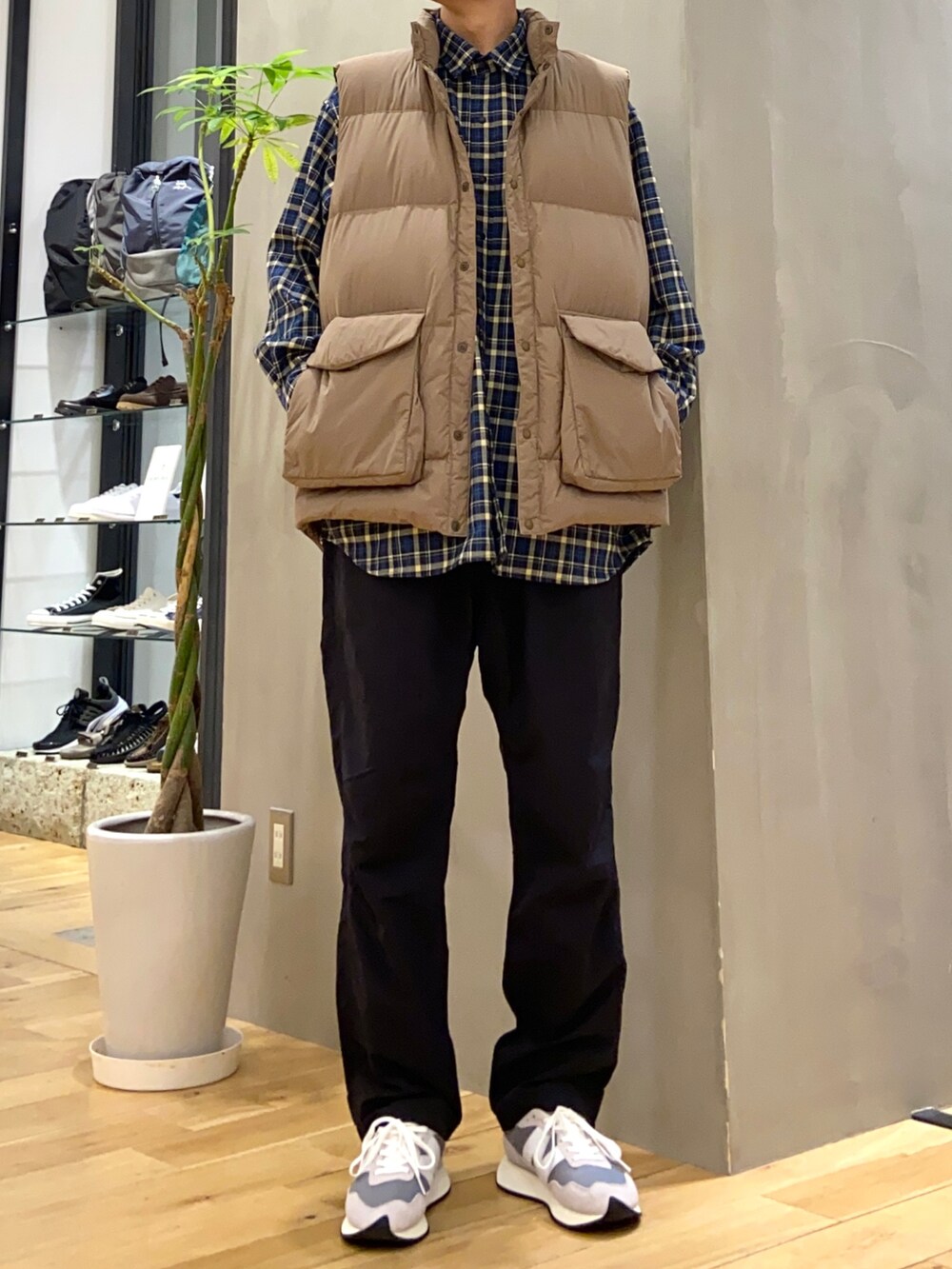 ブラウン系のダウンベスト、ブルー系のシャツ/ブラウス、ブラック系のその他パンツを着用したメンズの秋コーディネートの2枚目の写真