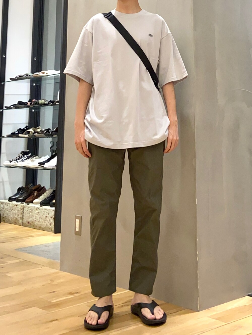 グレー系のTシャツ/カットソー、ブラック系のショルダーバッグ、グリーン系のその他パンツを着用したメンズの春コーディネートの3枚目の写真