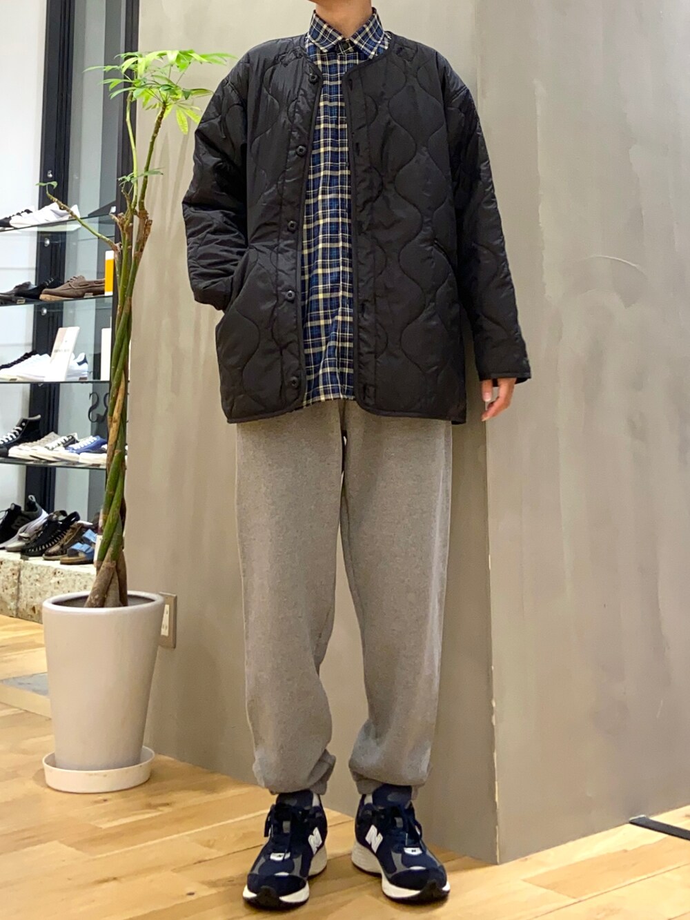 ブラック系のモッズコート、ブラック系のダウンジャケット/コート、ブルー系のシャツ/ブラウスを着用したメンズの秋コーディネートの2枚目の写真