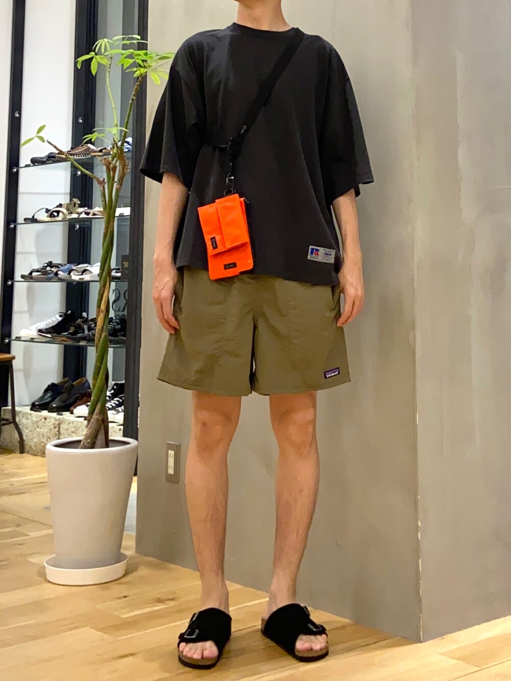 ブラック系のTシャツ/カットソー、オレンジ系のショルダーバッグ、その他のその他を着用したメンズの夏コーディネートの2枚目の写真