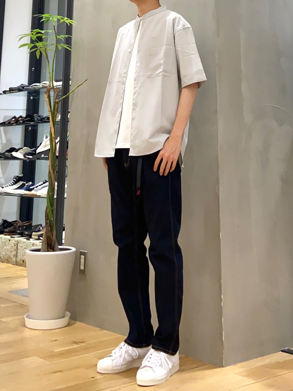 グレー系のシャツ/ブラウス、ホワイト系のTシャツ/カットソー、ブルー系のその他パンツを着用したメンズの夏コーディネートの2枚目の写真